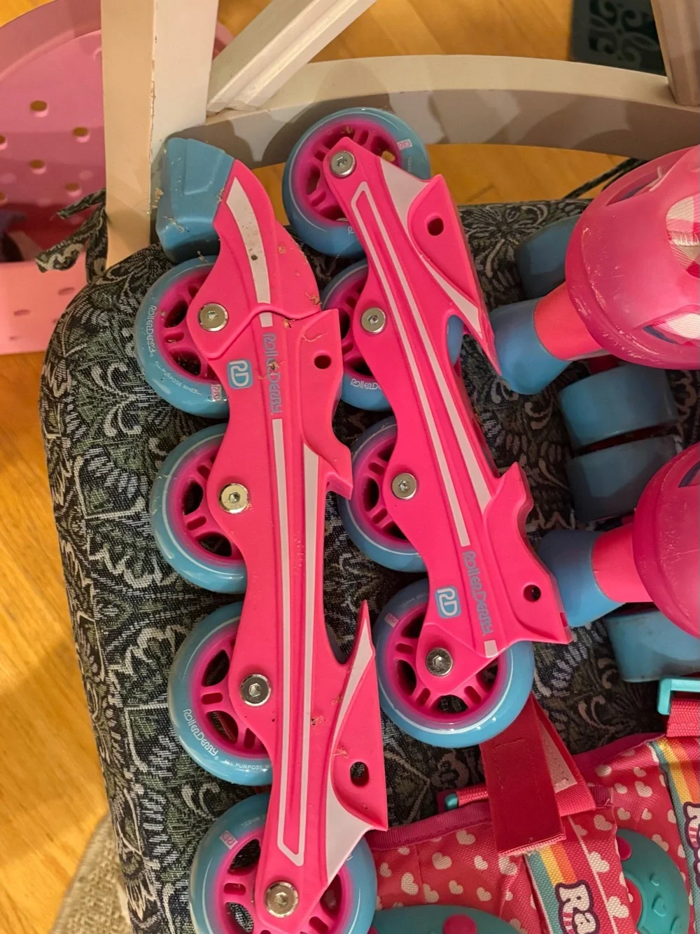 Kids Adjustable Roller Derby Fitness Skates with knee & shoulder pads